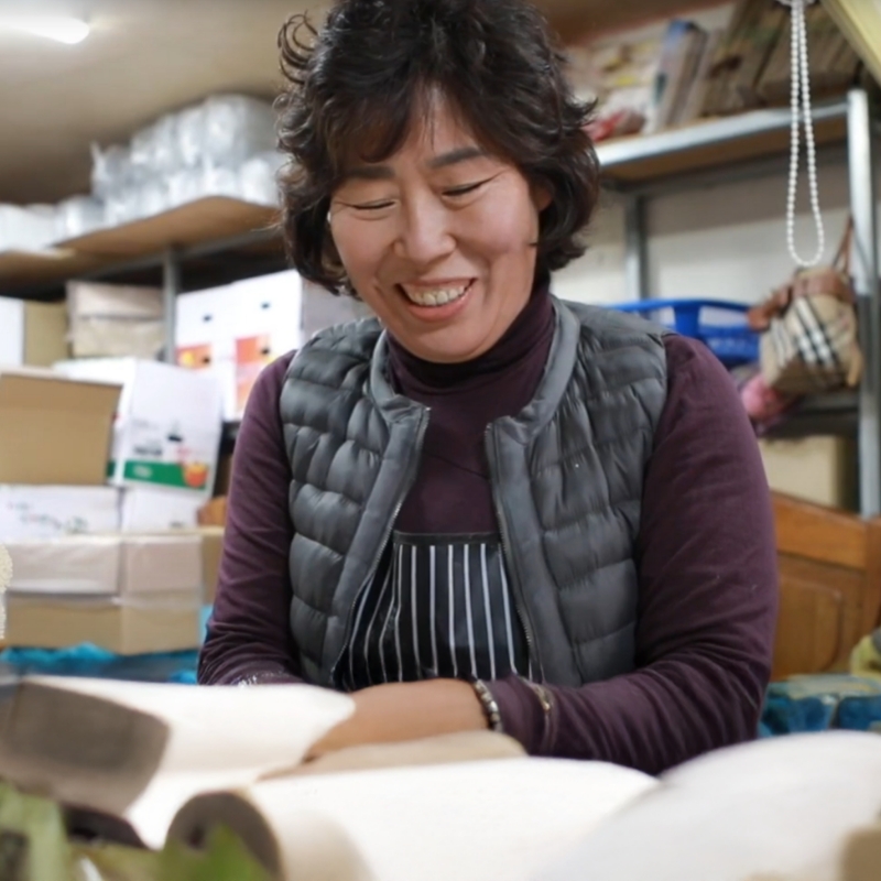 퇴행성 관절염 영상 썸네일: 환자가 책을 읽고 있는 사진